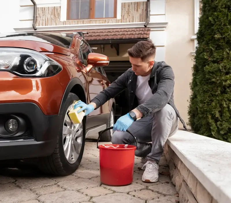 Lavage auto à domicile Gamarde-les-Bains : professionnel intervenant sur un véhicule